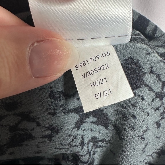 Athleta Salutation Stash Pocket II Printed 7/8 Snakeskin Black and gray sz XS TP - Picture 11 of 12